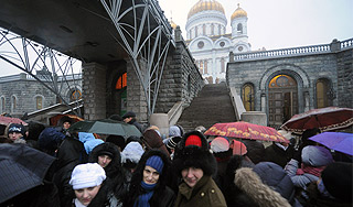 В очереди к святыне просят помощи врачей В очереди к святыне просят помощи врачей