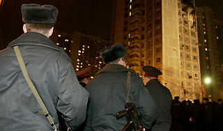 Вооруженный мужчина заперся с ребенком Вооруженный мужчина заперся с ребенком