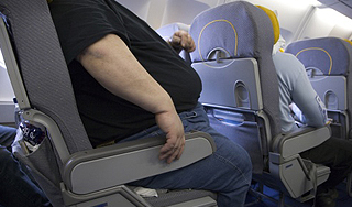 Пассажир летел стоя из-за тучного соседа Пассажир летел стоя из-за тучного соседа