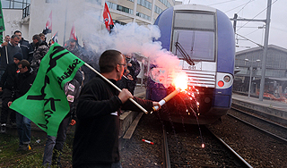 Французы бунтуют против поезда с отходами Французы бунтуют против поезда с отходами