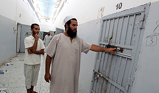 В Ливии пытают заключенных В Ливии пытают заключенных