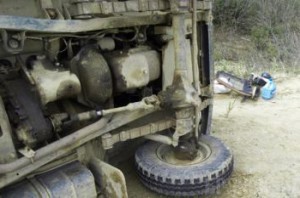 Грузовик столкнул легковушку в кювет