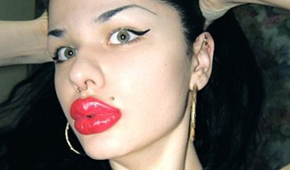 Россиянка накачала себе самые большие губы Россиянка накачала себе самые большие губы