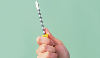 Мужчина убил себя отверткой на допросе Мужчина убил себя отверткой на допросе