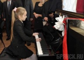 Почепская школа искусств получила фортепиано «Стэйнвэй»