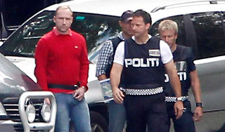 Во время бойни Брейвик звонил в полицию Во время бойни Брейвик звонил в полицию