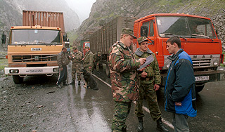 Грузия остановила грузовики из России Грузия остановила грузовики из России