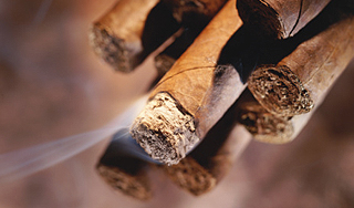 Кубинец скрутил самую большую сигару Кубинец скрутил самую большую сигару