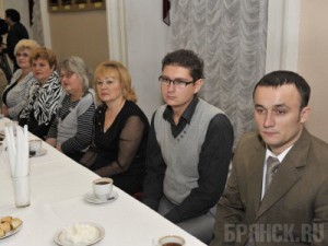 Актерам театра драмы вручили памятные медали и грамоты