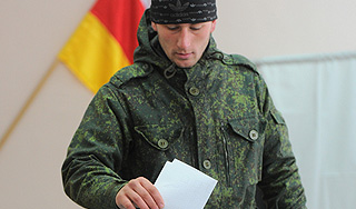 Оба кандидата празднуют победу на выборах Оба кандидата празднуют победу на выборах