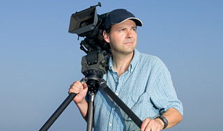 На съемках актеров смыло огромной волной На съемках актеров смыло огромной волной