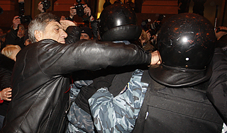 Пенсионеры с вилами пошли на чиновников Пенсионеры с вилами пошли на чиновников