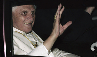 На Папу Римского пожаловались в полицию На Папу Римского пожаловались в полицию