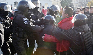 Под окнами кабмина в Киеве вспыхнули драки Под окнами кабмина в Киеве вспыхнули драки