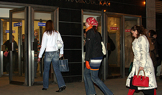 Cтудентке оторвало полпальца дверью в метро Cтудентке оторвало полпальца дверью в метро