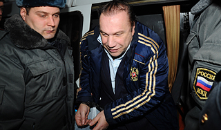 Батурин нахамил полицейским в туалете Батурин нахамил полицейским в туалете