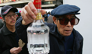 Китаец выпил десять тонн водки Китаец выпил десять тонн водки