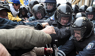 Депутаты дерутся за Тимошенко в суде Депутаты дерутся за Тимошенко в суде