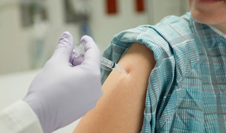 Люди попали в больницы после прививки Люди попали в больницы после прививки