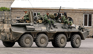 В Цхинвал вошли снайперы и бронетехника В Цхинвал вошли снайперы и бронетехника