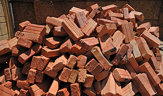 На прохожего в Киеве упала стена На прохожего в Киеве упала стена