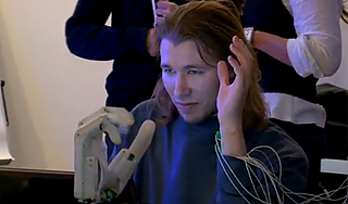 В Москве представили кибернетическую руку В Москве представили кибернетическую руку