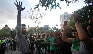 Иранских дипломатов встретили как героев Иранских дипломатов встретили как героев