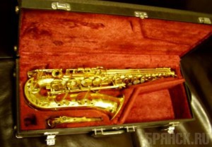 Почепской школе искусств подарили два саксофона