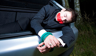 Похищенный выскочил из багажника на ходу Похищенный выскочил из багажника на ходу