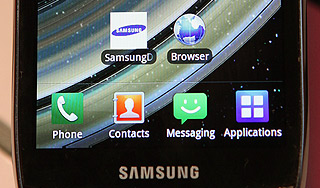 Samsung показал смартфон с двумя экранами Samsung показал смартфон с двумя экранами