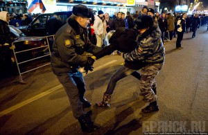 В Москве проходят митинги против сфальсифицированных результатов выборов Сотрудники полиции борются с девушкой. Фото: Илья Варламов (zyalt.livejournal.com)