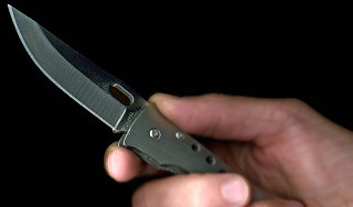 Школьник на уроке ударил девочку ножом Школьник на уроке ударил девочку ножом