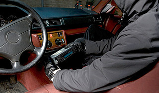 Воры приехали в суд на угнанной машине Воры приехали в суд на угнанной машине