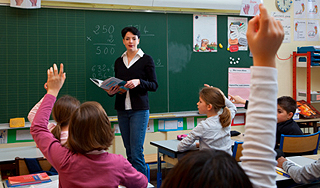 Родители взяли в заложники учителей школы Родители взяли в заложники учителей школы