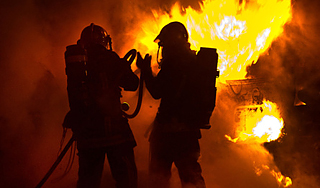 В горящем ангаре в Подмосковье нашли трупы В горящем ангаре в Подмосковье нашли трупы