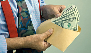 Земляне тратят на взятки триллион в год Земляне тратят на взятки триллион в год