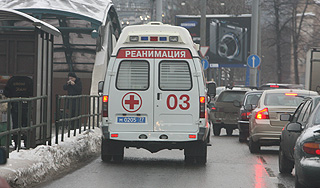 Джип сбил попавших в аварию людей Джип сбил попавших в аварию людей