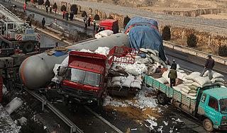 В Китае на льду столкнулись сотня машин В Китае на льду столкнулись сотня машин