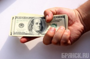 Ждет суда москвич, предложивший полицейскому 30 тысяч долларов