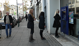 Sms о крахе банка вызвали панику в Латвии Sms о крахе банка вызвали панику в Латвии