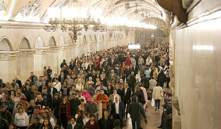 Людей в метро охватил странный кашель Людей в метро охватил странный кашель