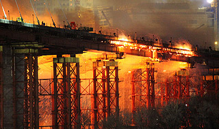 Во Владивостоке вспыхнул мост через бухту Во Владивостоке вспыхнул мост через бухту