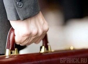 Осужденный за взятки чиновник проработал еще более полугода