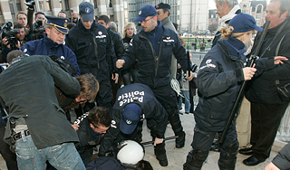 Взрывы в Бельгии: людей закидали гранатами Взрывы в Бельгии: людей закидали гранатами