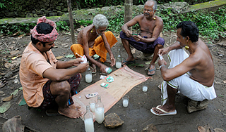 Десятки индусов отравились алкоголем Десятки индусов отравились алкоголем