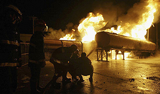 В Перми у АЗС загорелись пять бензовозов В Перми у АЗС загорелись пять бензовозов