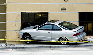 Вместо подружки американец въехал в магазин Вместо подружки американец въехал в магазин