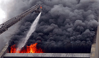 Людей эвакуировали от горящего завода Людей эвакуировали от горящего завода