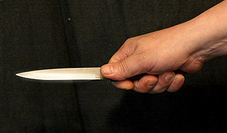 Наркоман взял в заложники женщину и ребенка Наркоман взял в заложники женщину и ребенка