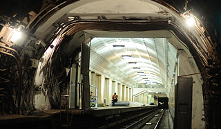 Самоубийца бежал навстречу поезду в метро Самоубийца бежал навстречу поезду в метро